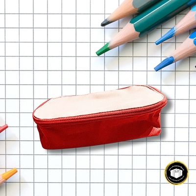 Trousse à crayons rouge fermée avec tirette.