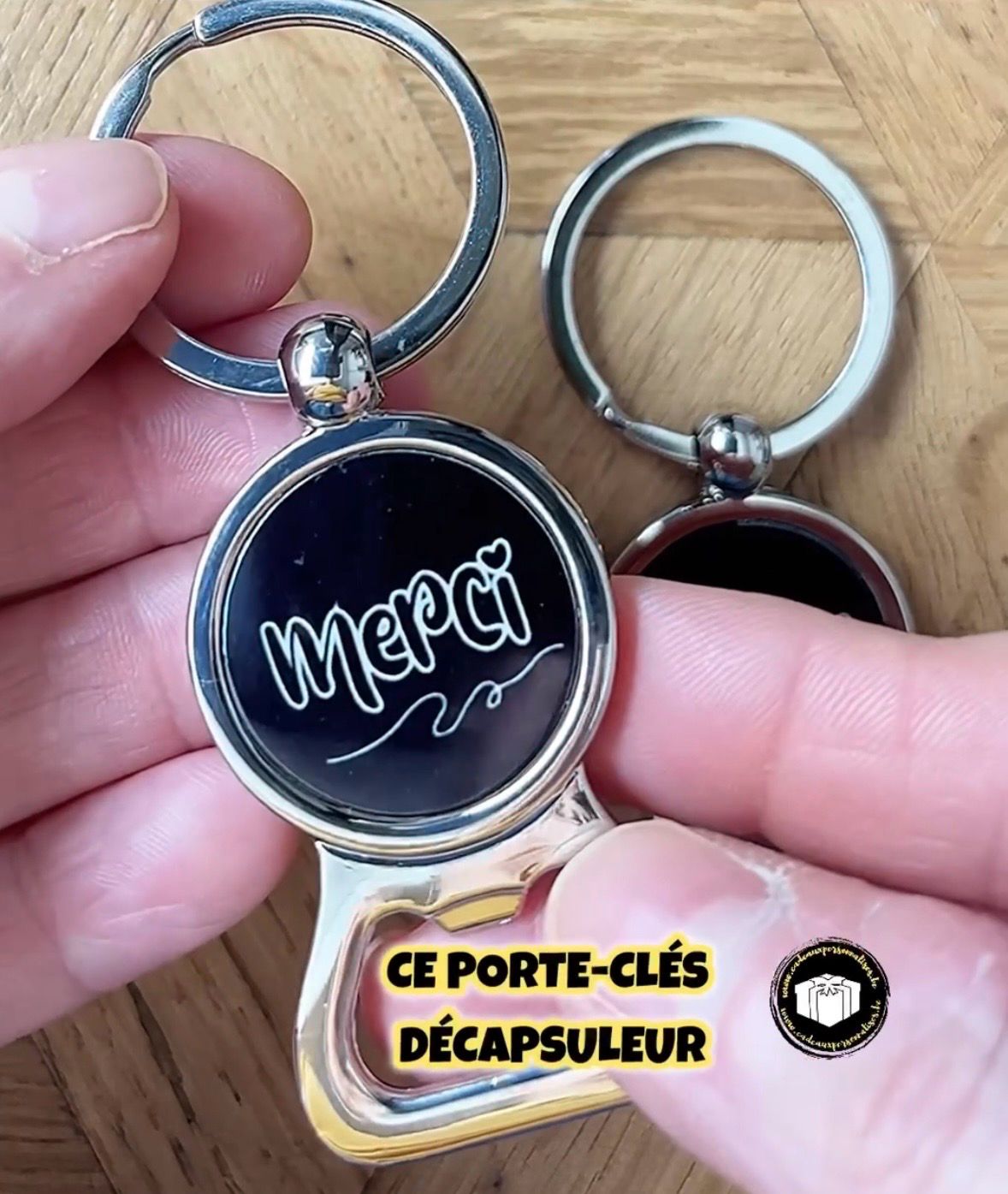 Porte-clés décapsuleur pour dire merci. Le cadeau idéal et pratique pour remercier un proche, un ami ou la famille.