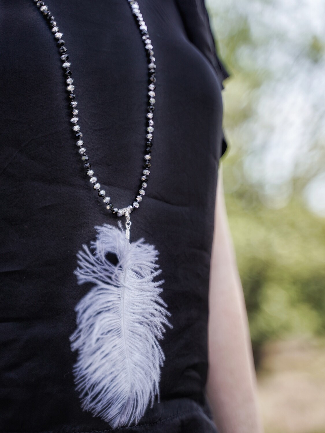 Lange halsketting – zwarte en zilveren parels met grote pluim – BENNE –  lou. – dé webshop voor betaalbare dameskleding en accessoires