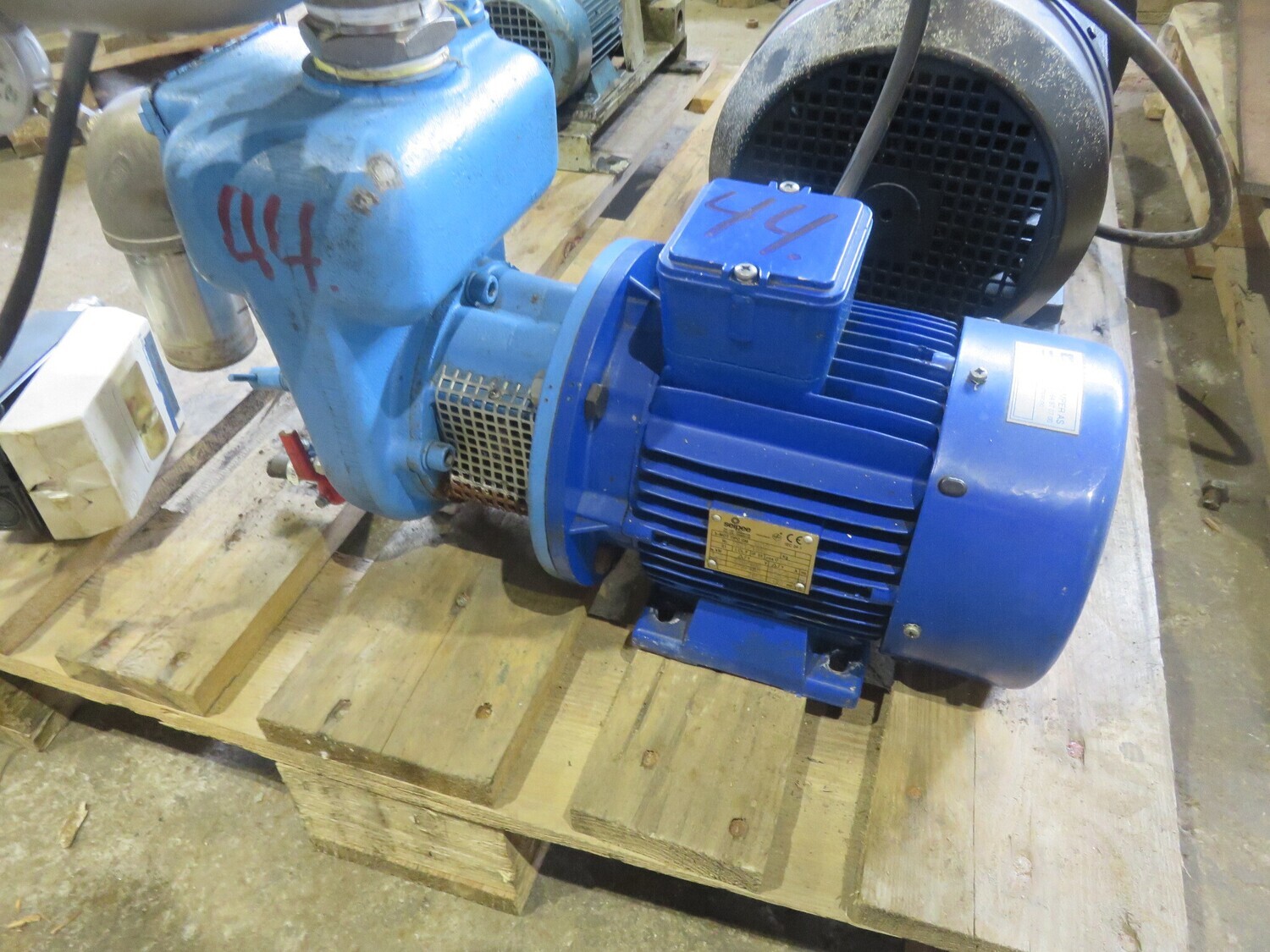 44.    2,5" inn- 2,5" ut   1,5kw   230/400v