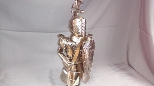 Weinflaschenhalter:Ritter mit Schwert