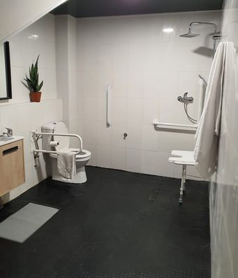 ​Sunshine, Shower and Storage SL