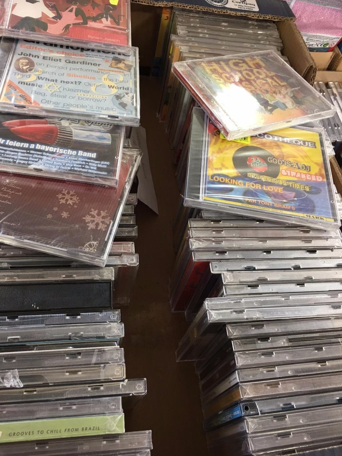 Palette de 400 CD de musique, tout genre. NEUFS Idéal revendeur