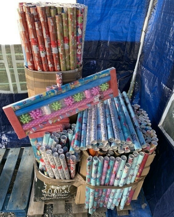200 rouleaux de papier cadeaux tout type LELEU