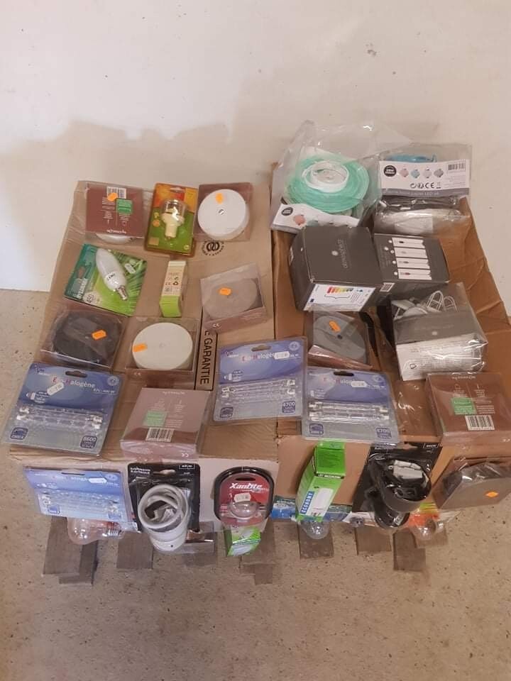 260 pièces diverses de luminaire