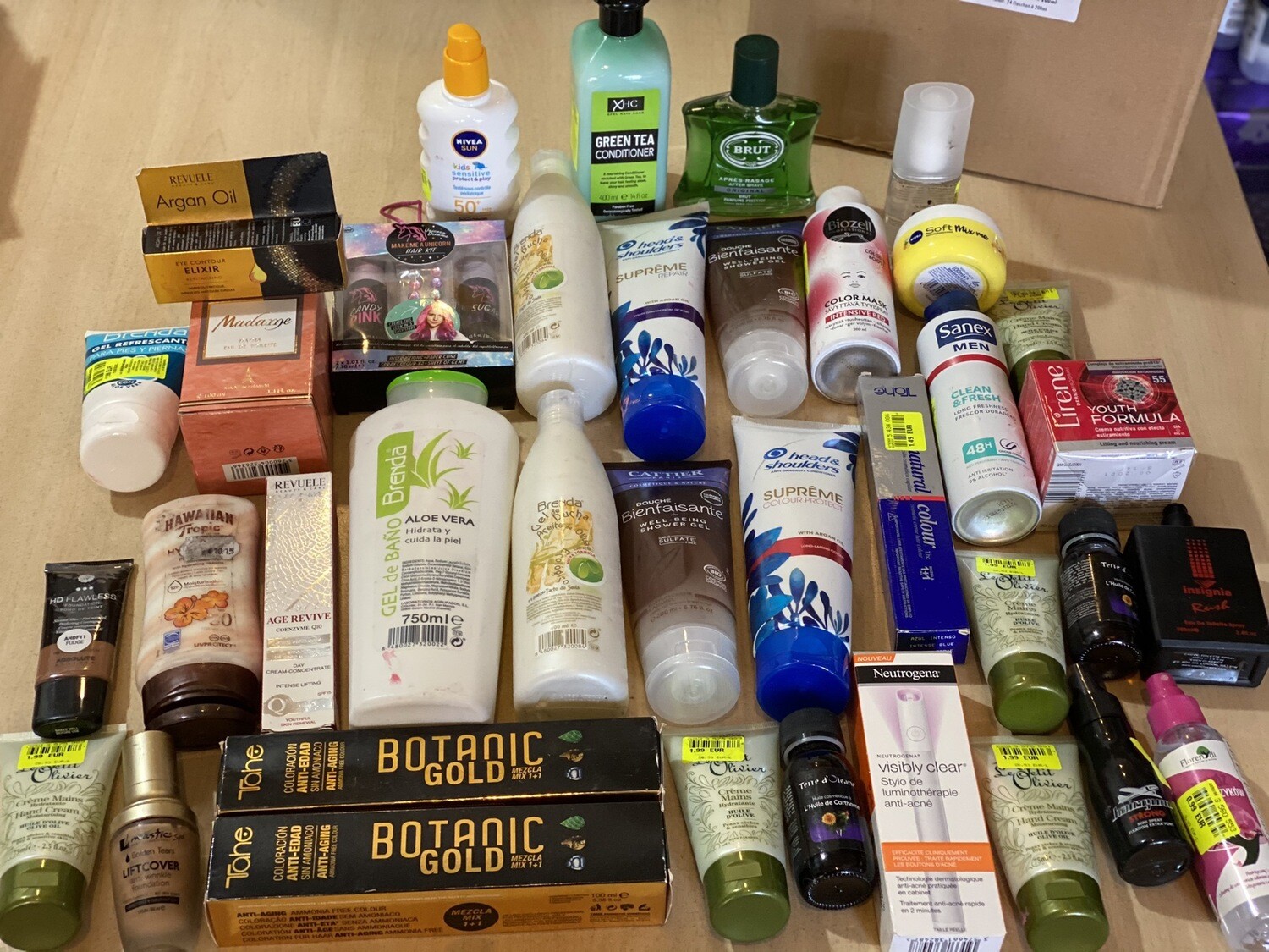 Lot de 36 produits de beauté – Soins &amp; cosmétiques mixtes