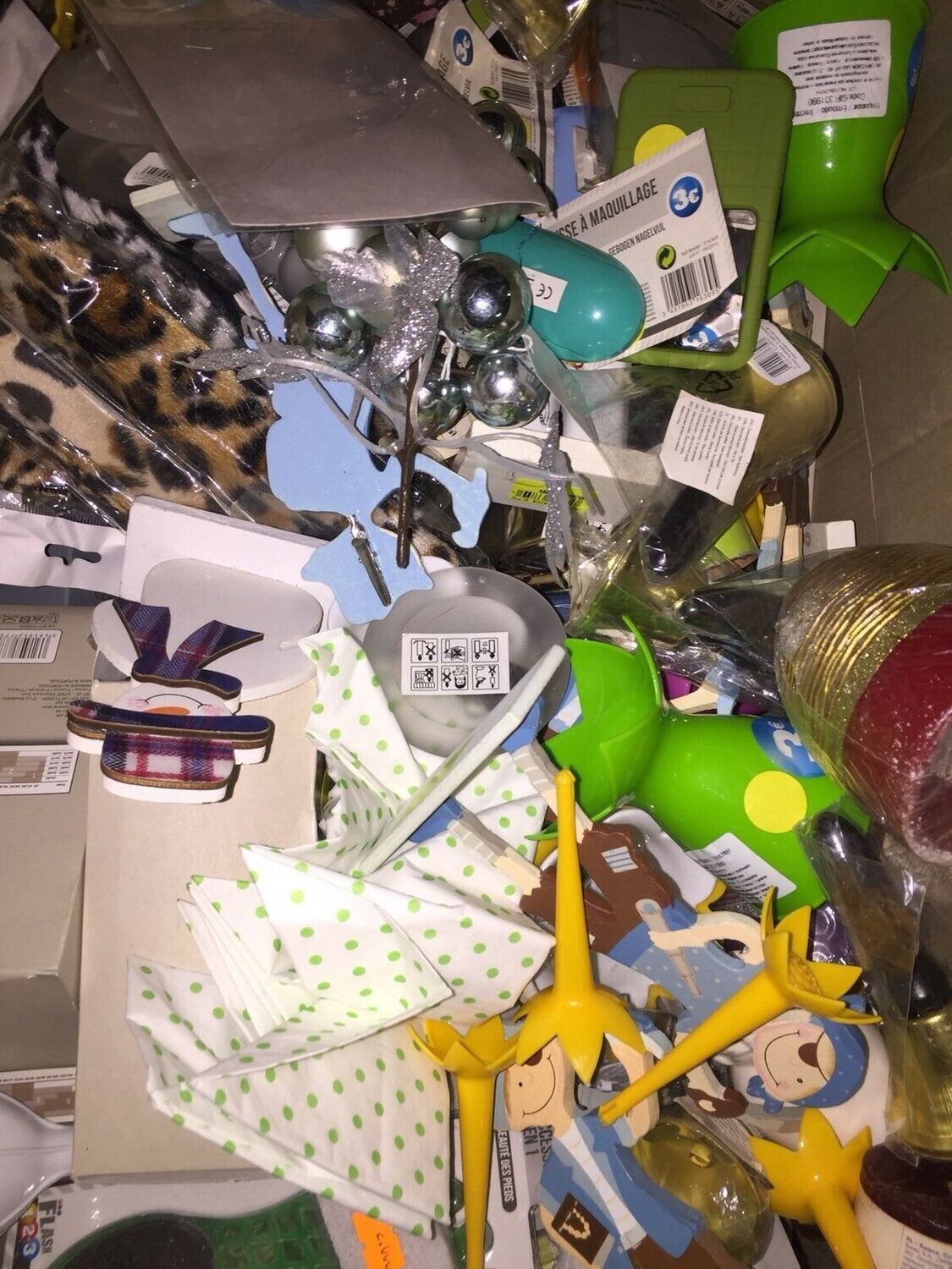 2400 pièces de bazar