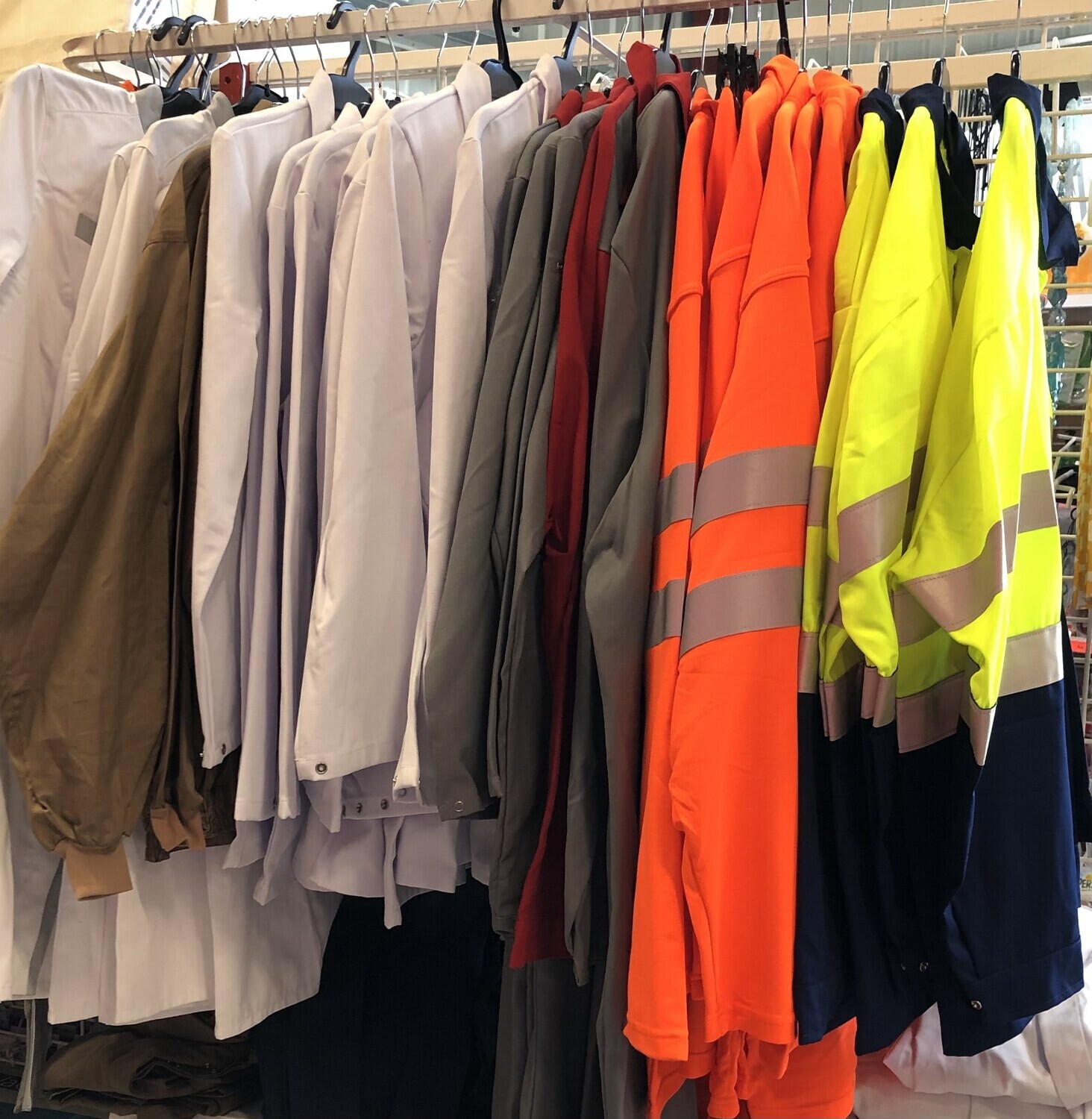Lot de 65 vêtements de travail – Mix pro &amp; sécurité