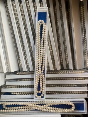 Lot de 20 colliers de perles dans leur boîte 