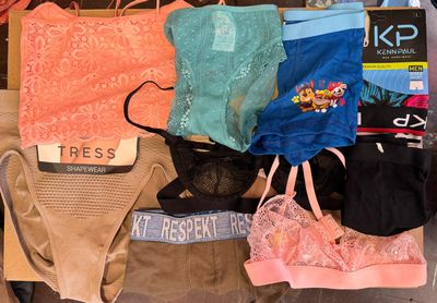 Lot de 100 sous-vêtements – Mix adulte collants, chaussettes, slip, culotte