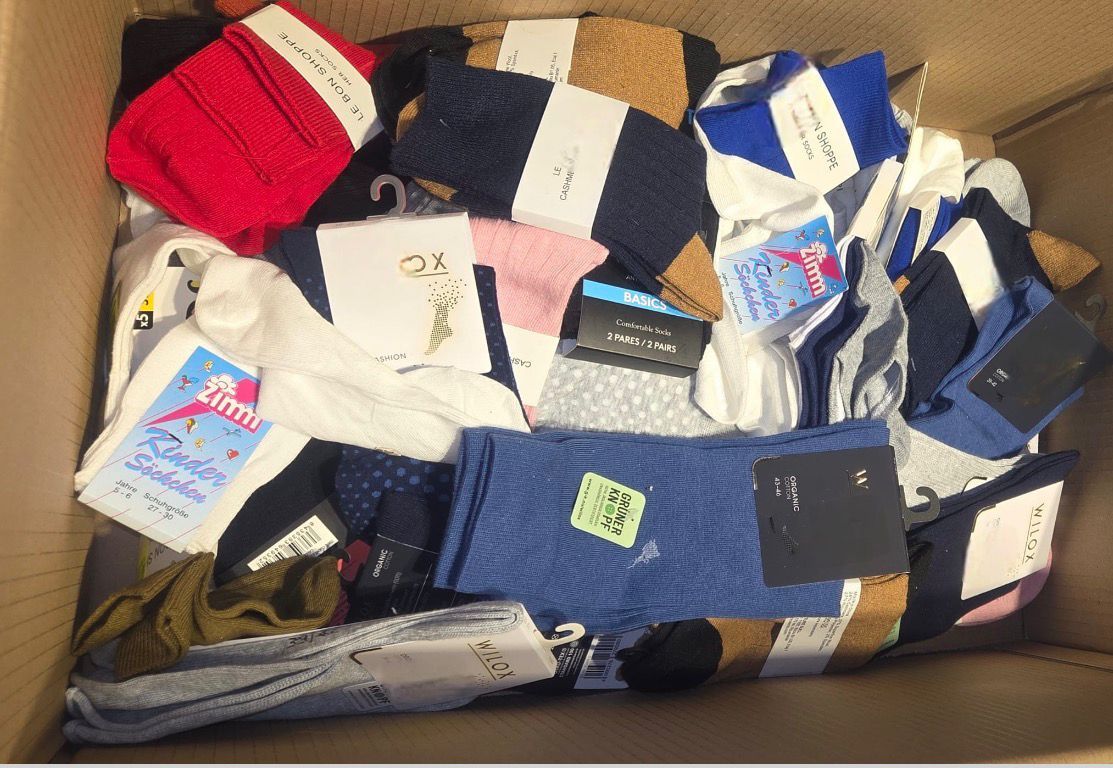 Lot de 100 paire de chaussettes Lot de 100 paire de chaussettes