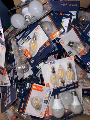 Lot de 50 paquet d'ampoules, de marque neuve Lot de 50 paquet d'ampoules, de marque neuve