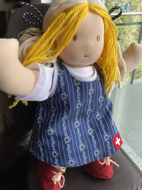 POUPEE FOLK SWISS MARINA LA LA 38CM