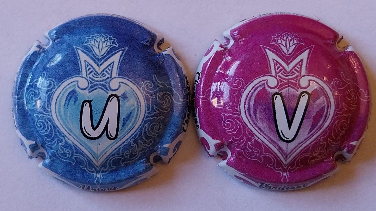2 BELLES CAPSULES CHAMPAGNE GENERIQUE COEUR ET COURONNE U ET V REF N°1063u/1063v NEWS