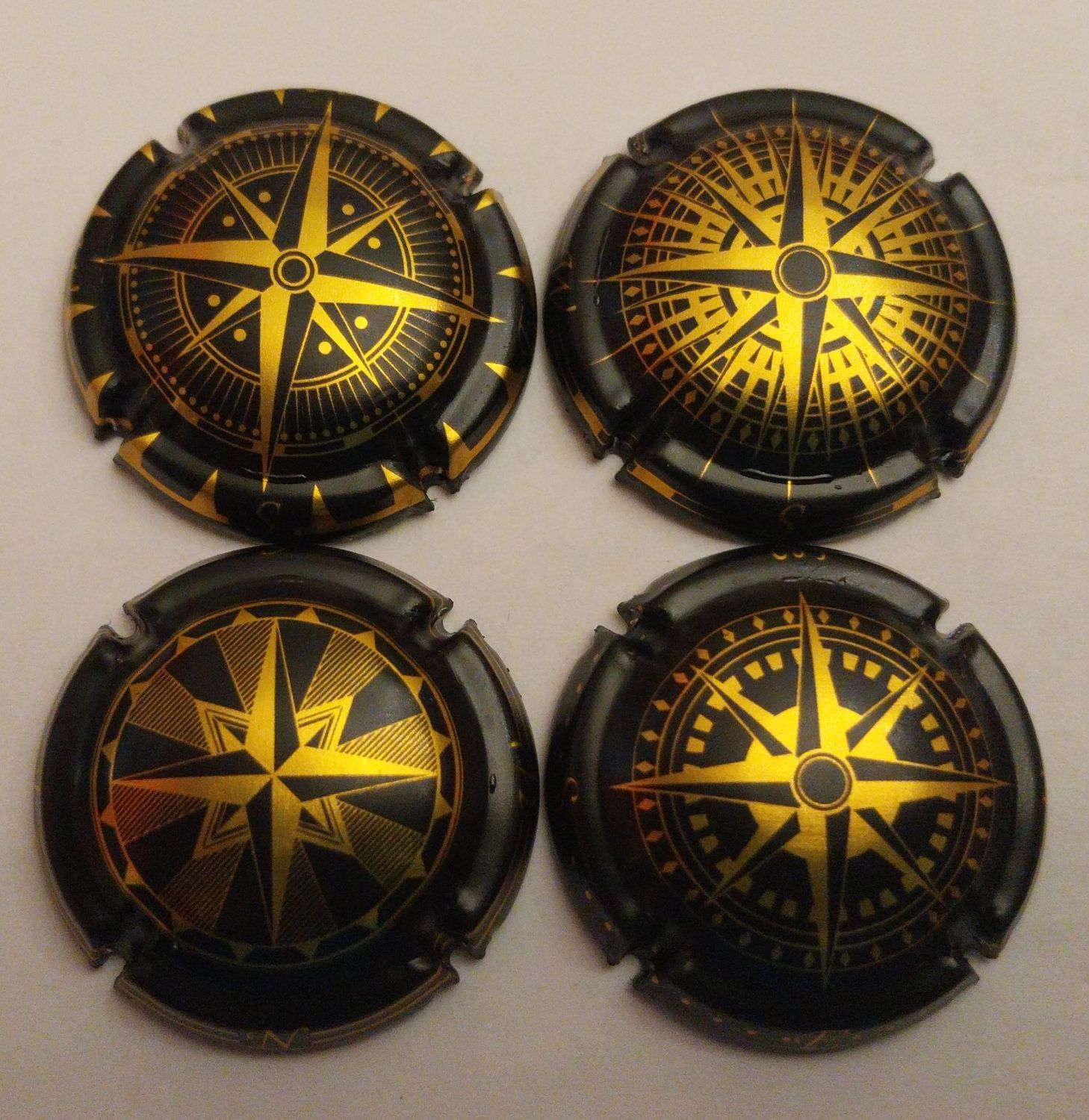 4 BELLES CAPSULES CHAMPAGNE GENERIQUE ETOILES 2024 REF N° 1430 a 1430c NEWS