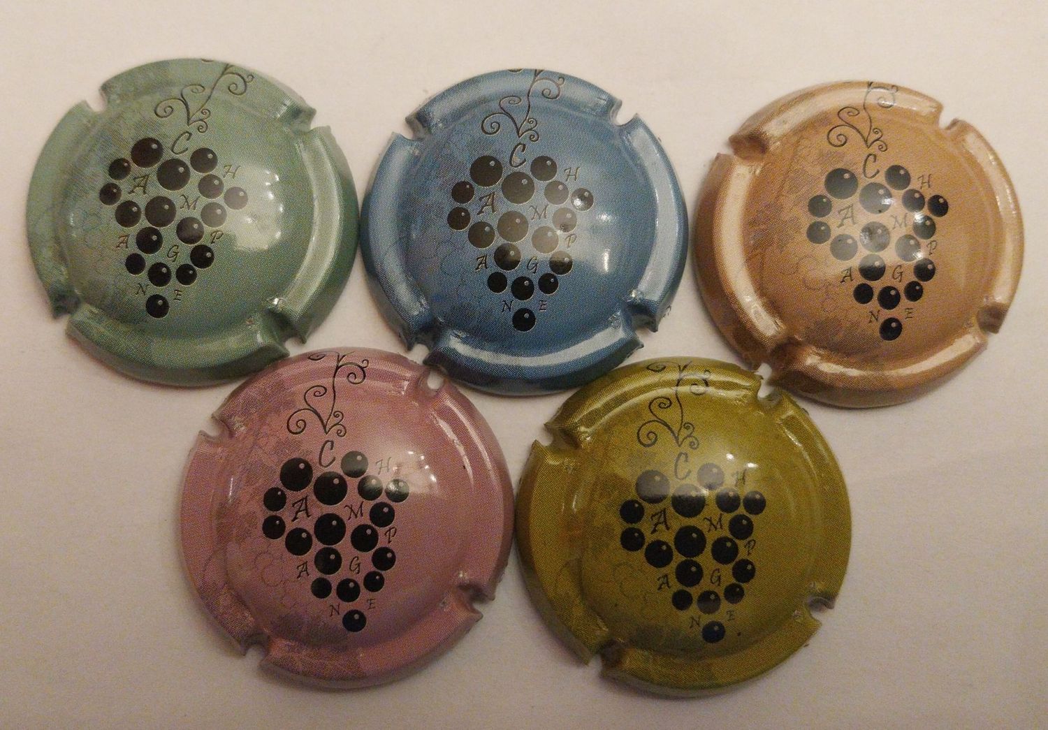 5 BELLES CAPSULES CHAMPAGNE GENERIQUE GRAPPES 2024 REF N°1434 a 1434d NEWS
