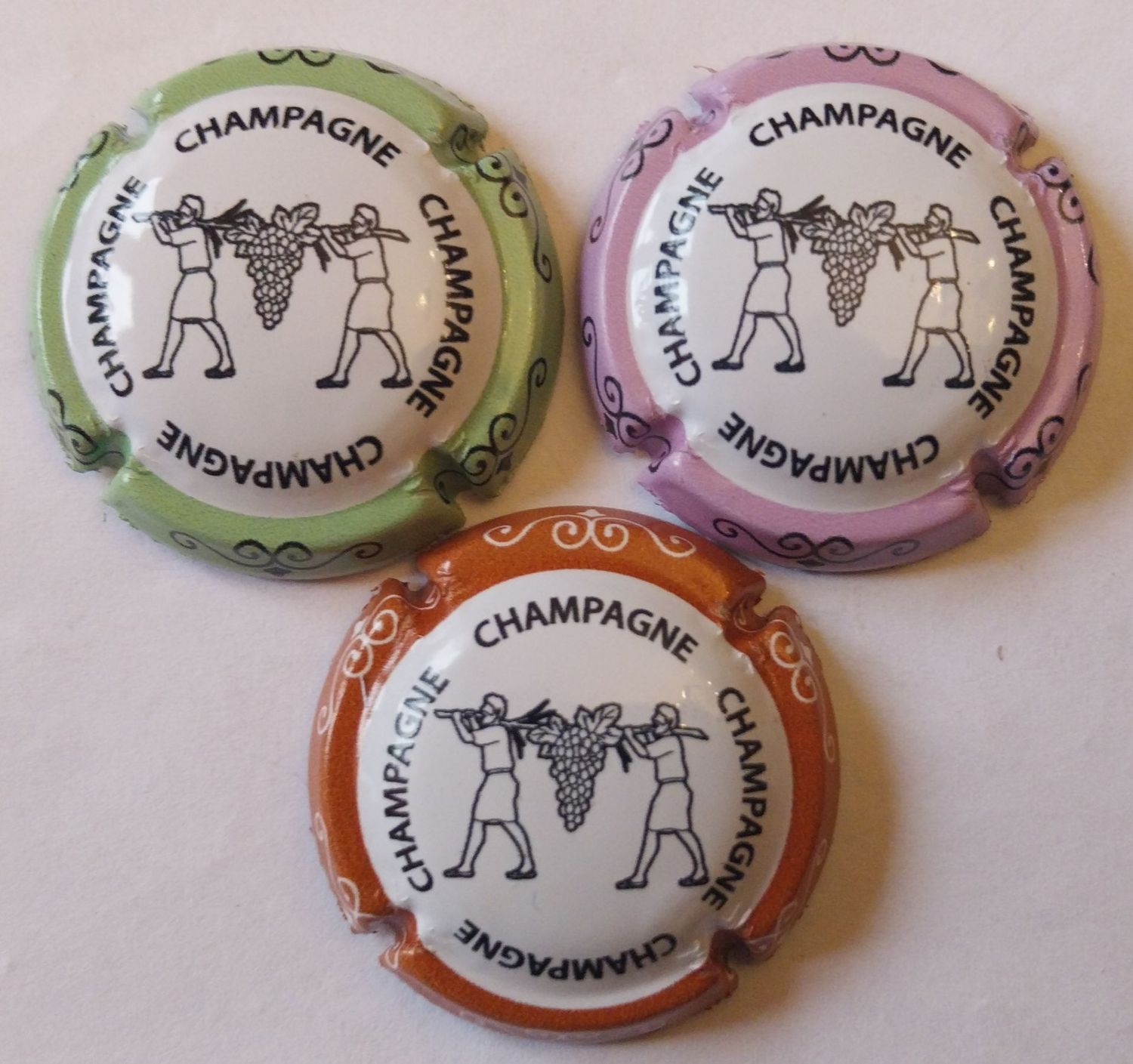 3 BELLES CAPSULES CHAMPAGNE GENERIQUE PORTEURS RAISIN 2024 REF N°1437 a 1437b NEWS