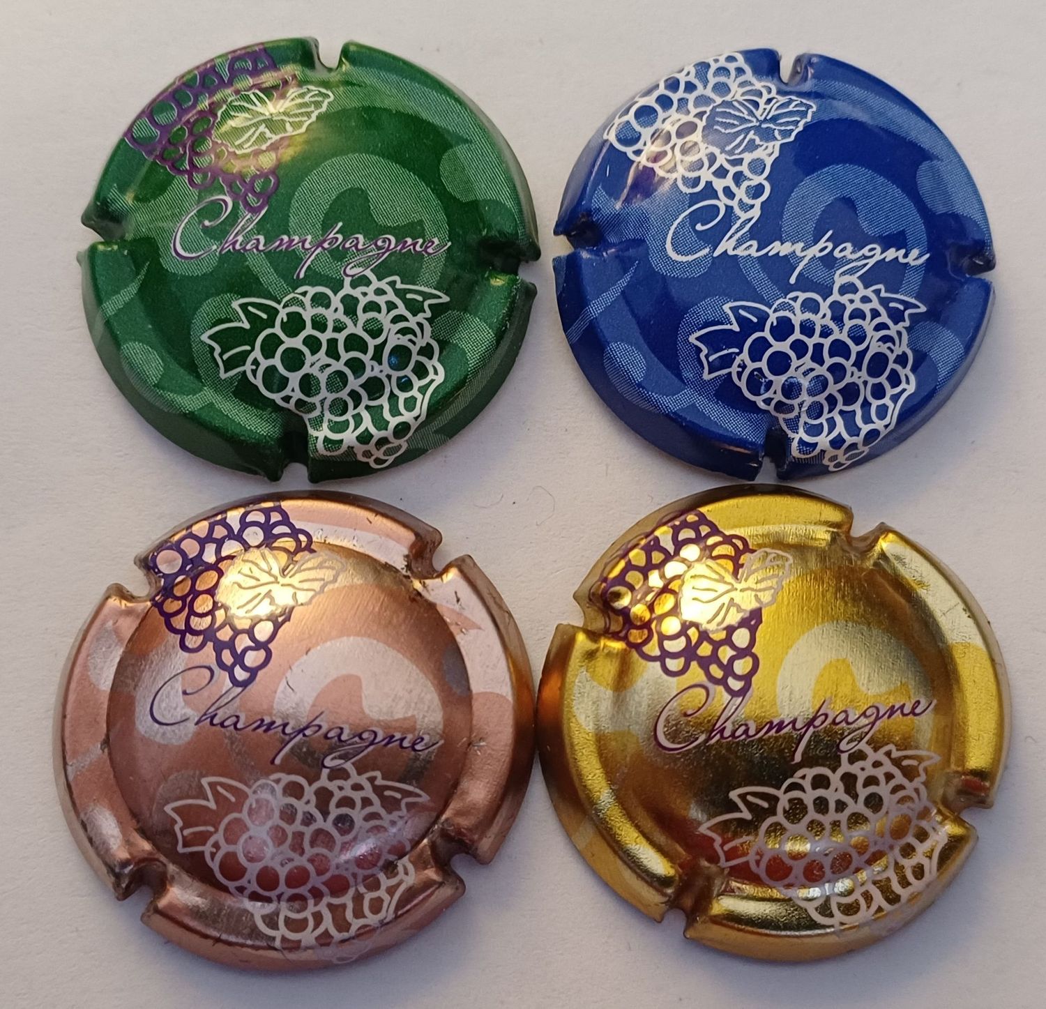 4 BELLES CAPSULES CHAMPAGNE GENERIQUE REF N°683 a 686 NEWS