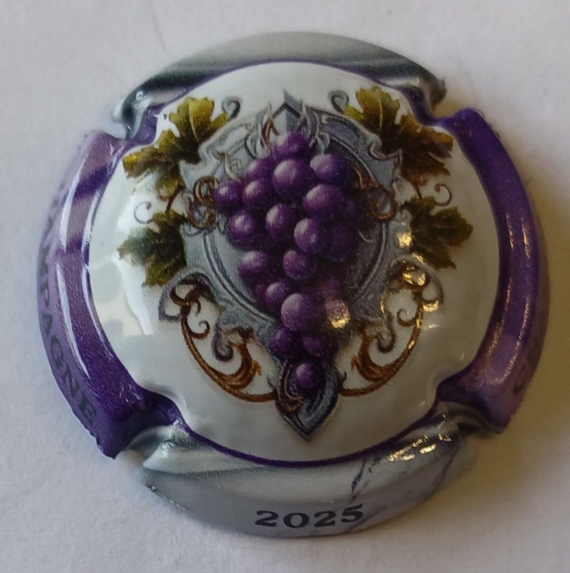 BELLE CAPSULE CHAMAPGNE GENERIQUE GRAPPE N°2 2025 NEWS