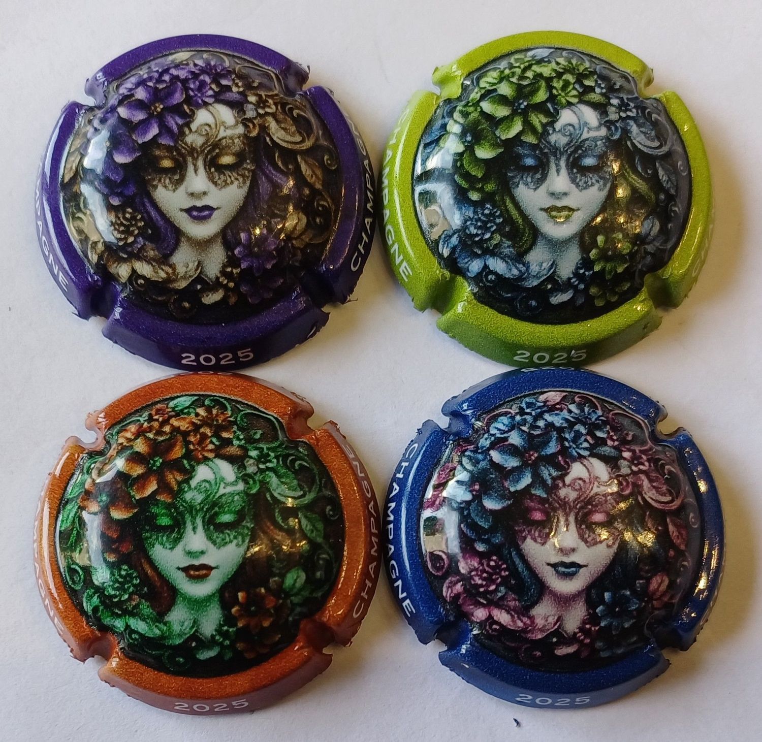 4 BELLES CAPSULES CHAMAPGNE GENERIQUE TETE FEMME FLEURI 2025 NEWS