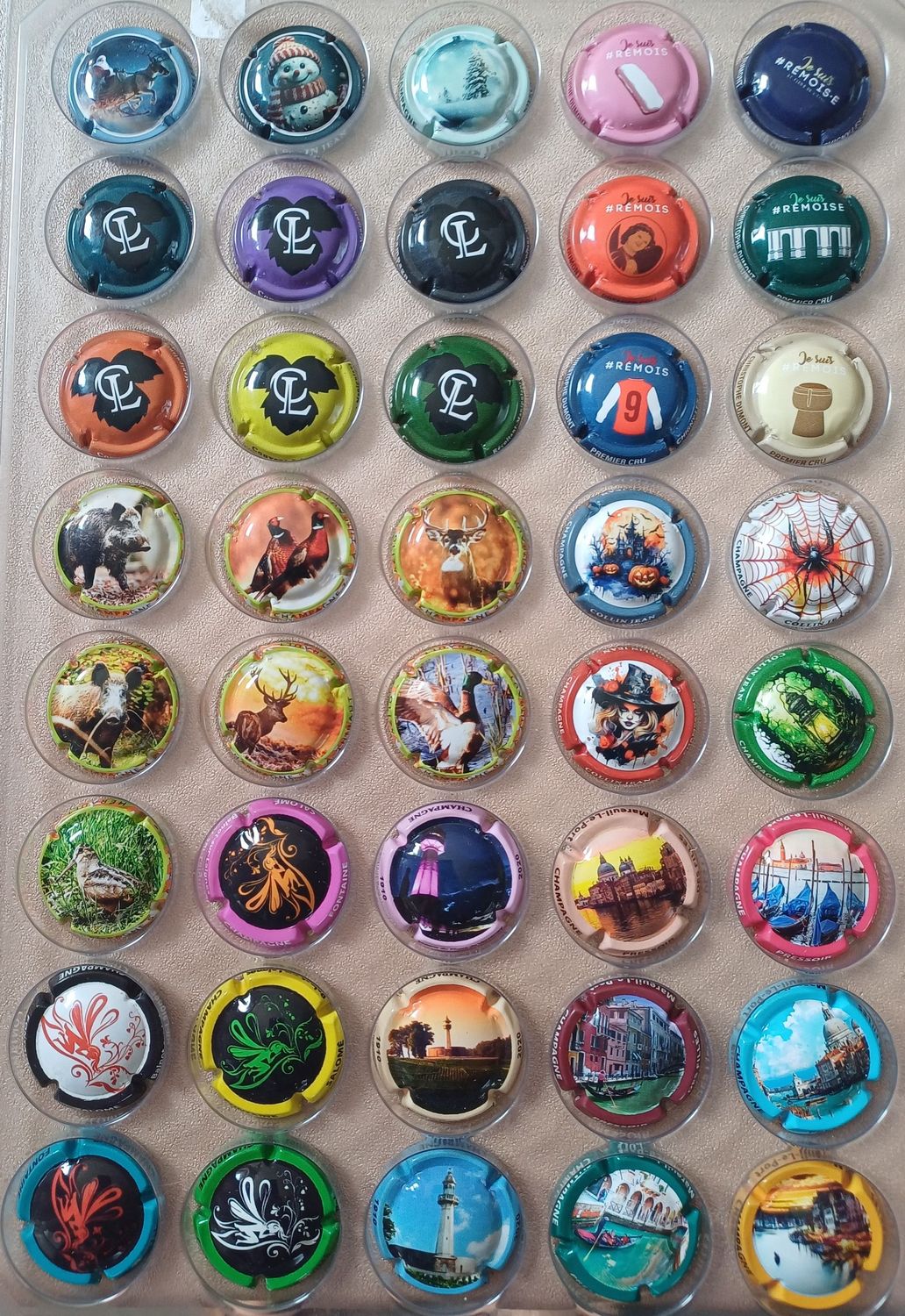 40 BELLES CAPSULES CHAMPAGNE VIGNERONS SERIES DIFFERENTES NEWS