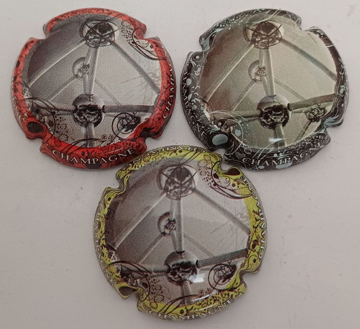 3 BELLES CAPSULES CHAMPAGNE GENERIQUE ATOMIUM 2020 REF N° 976 a 976b NEWS