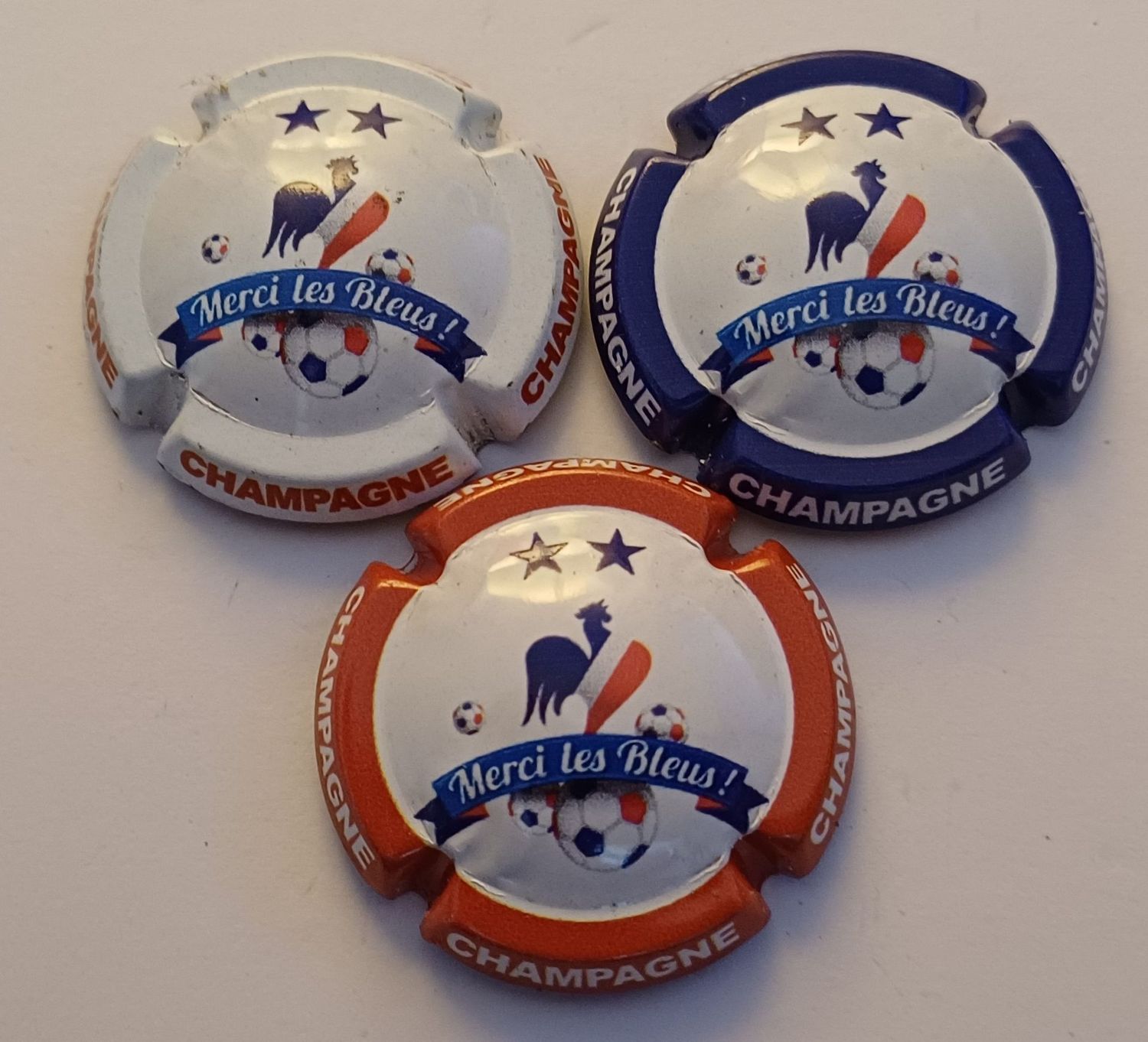 3 BELLES CAPSULES CHAMPAGNE GENERIQUE MERCI LES BLEUS REF N°1024 a 1024b NEWS