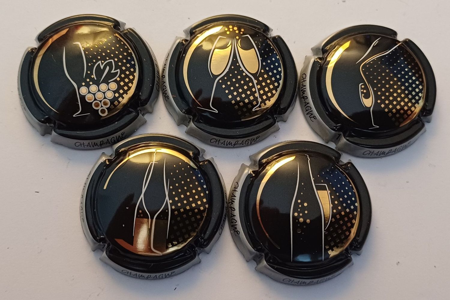 5 BELLES CAPSULES CHAMPAGNE GENERIQUE BOUTEILLE ET FLUTE REF N°1140 a 1140d NEWS