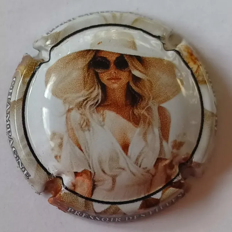 BELLE CAPSULE CHAMPAGNE PRESSOIR DES FILLES 2025 FEMME CHAPEAU 600EX NEWS
