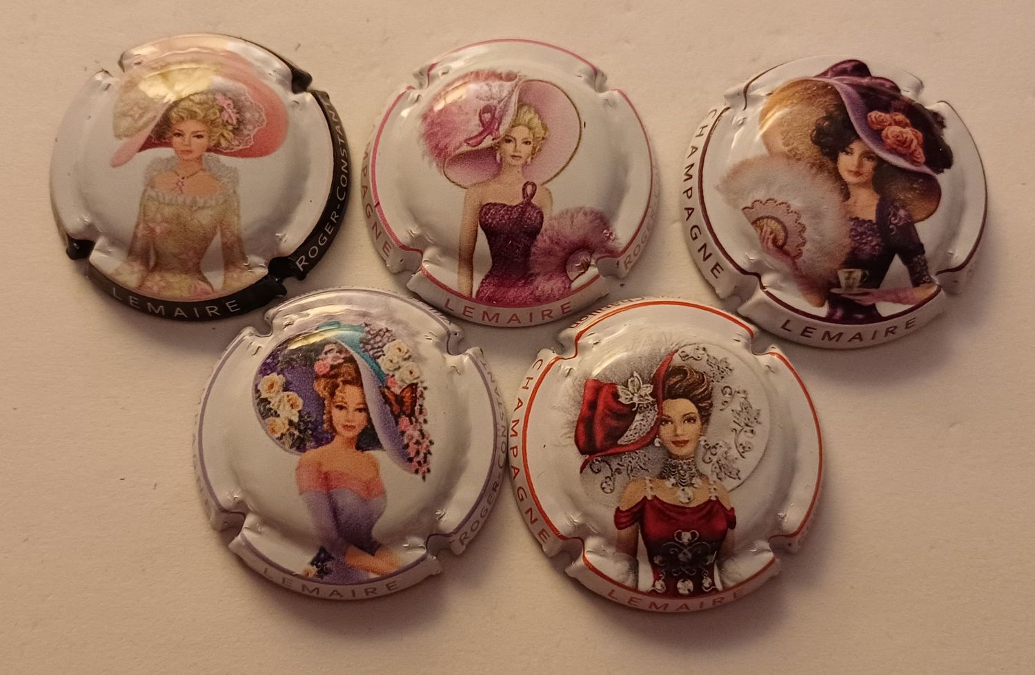5 BELLES CAPSULES CHAMPAGNE LEMAIRE ROGER CONSTANT FEMMES A CHAPEAU REF N°30 a 30d NEWS