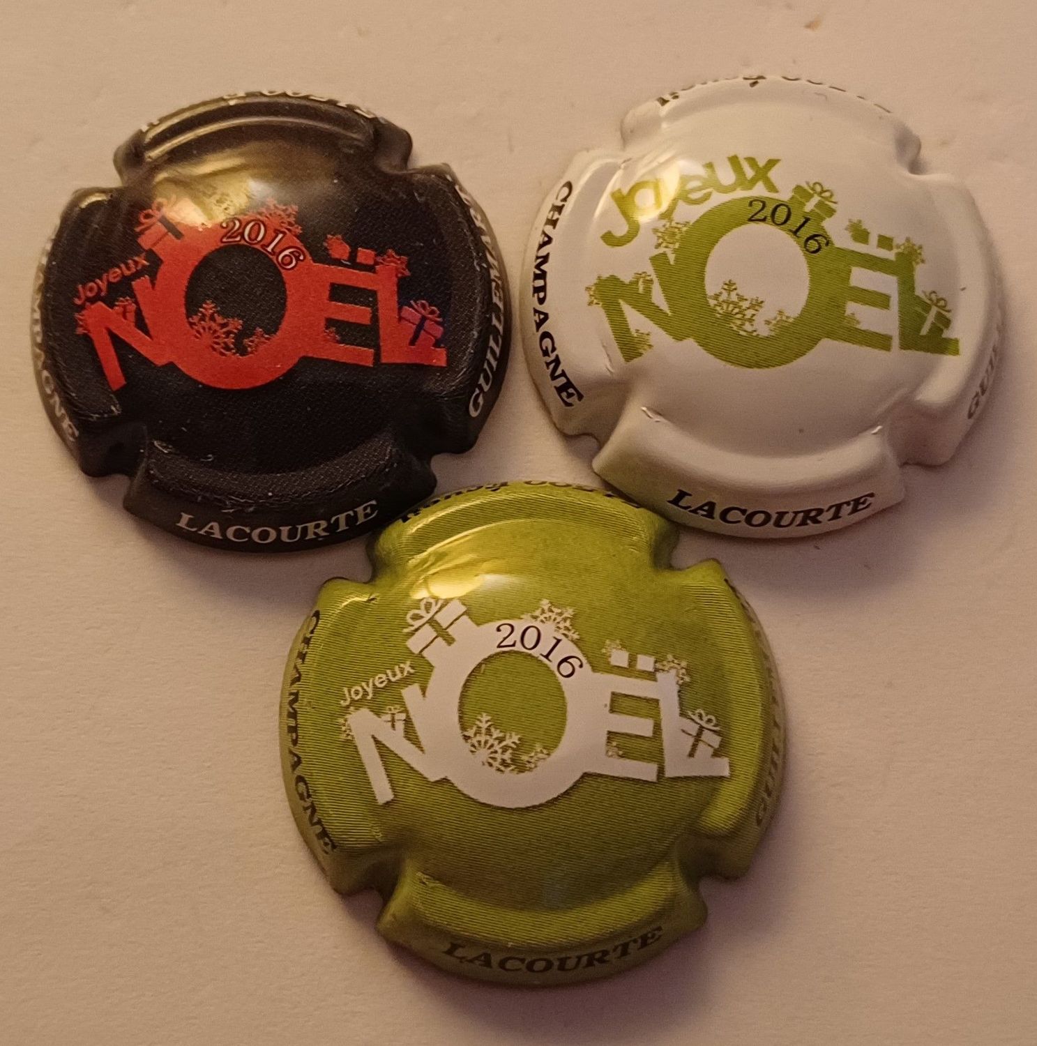 3 BELLES CAPSULES CHAMPAGNE LACOURTE GUILLEMARD NOEL REF N°59 a 59b NEWS