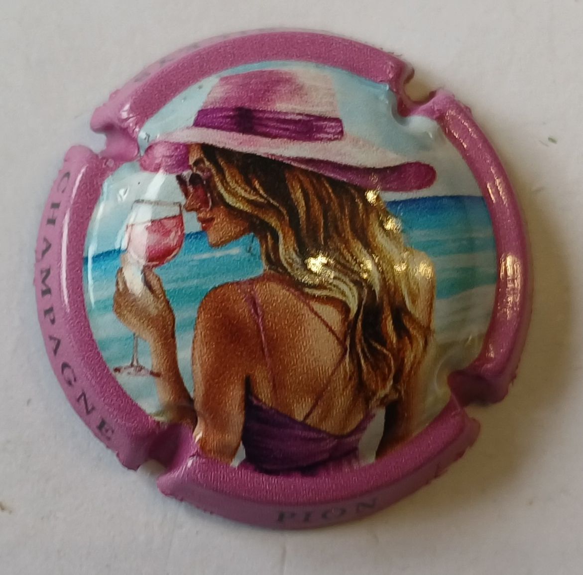 BELLE CAPSULE CHAMPAGNE PION OLIVIER FEMMES A LA PLAGE 2025 / 600EX NEWS