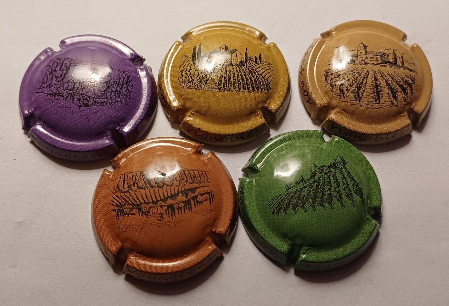 5 BELLES CAPSULES CHAMPAGNE GENERIQUE VOYAGEONS DANS NOS VIGNOBLES NEWS