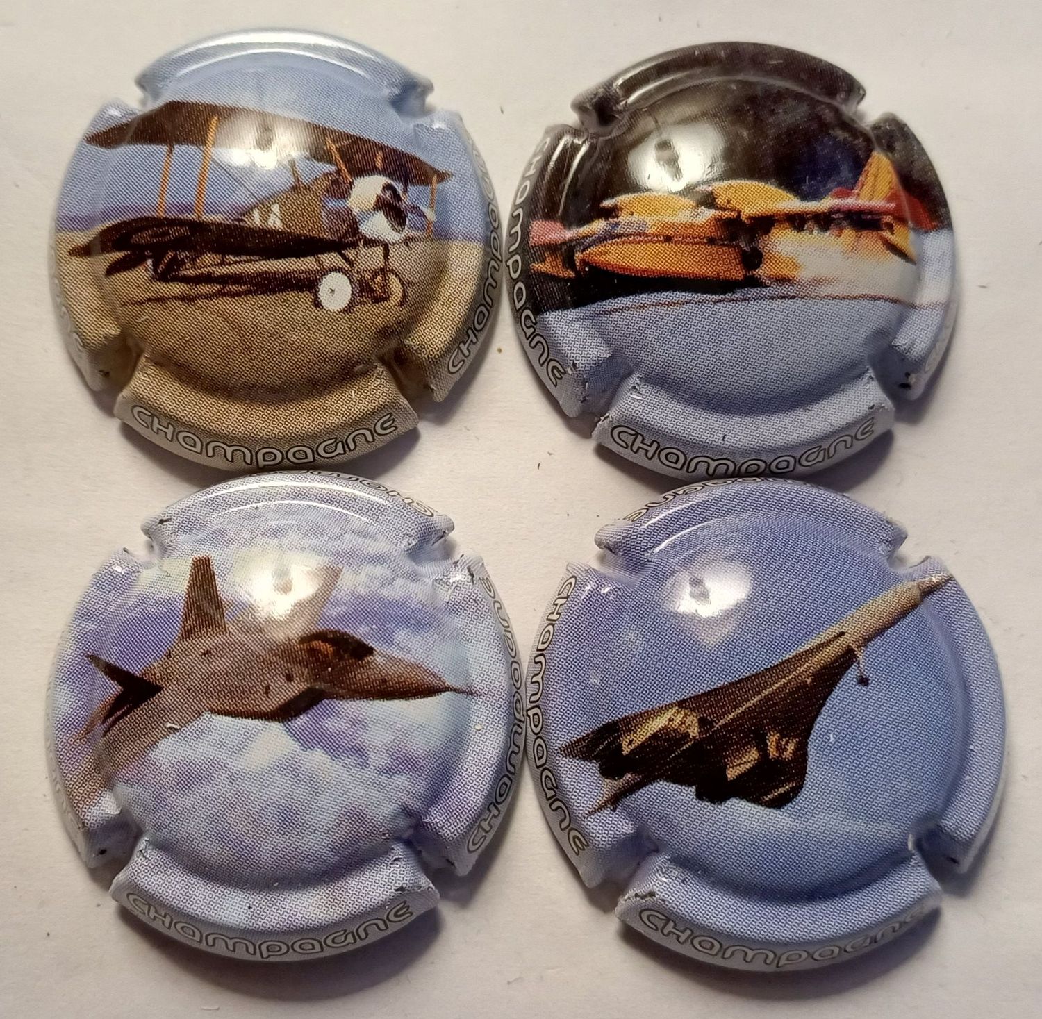 4 BELLES CAPSULES CHAMPAGNE GENERIQUE AVIONS REF N°C34 a C34c NEWS