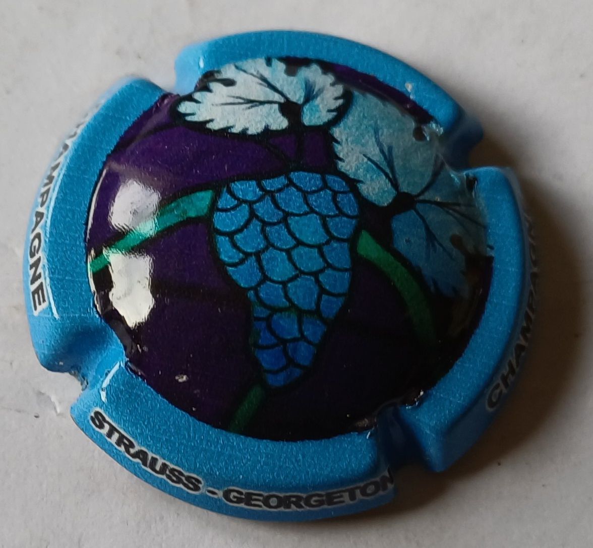 BELLE CAPSULE CHAMPAGNE STRAUSS GEORGETON GRAPPES REF N° 43a NEWS