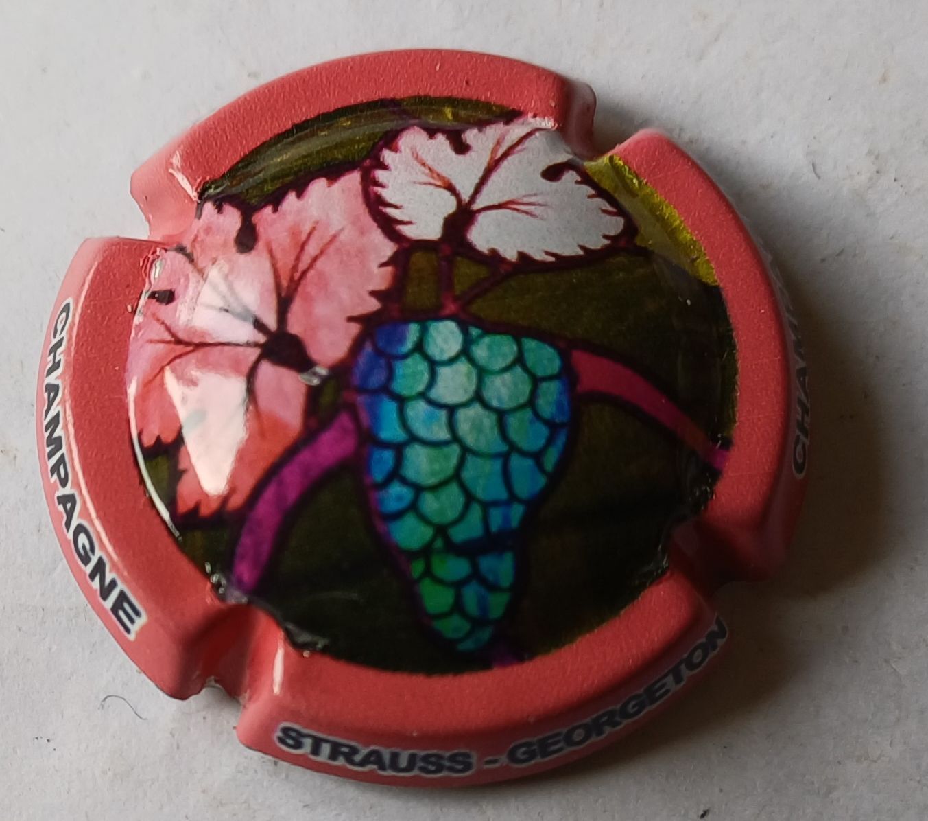 BELLE CAPSULE CHAMPAGNE STRAUSS GEORGETON GRAPPES REF N° 43 NEWS