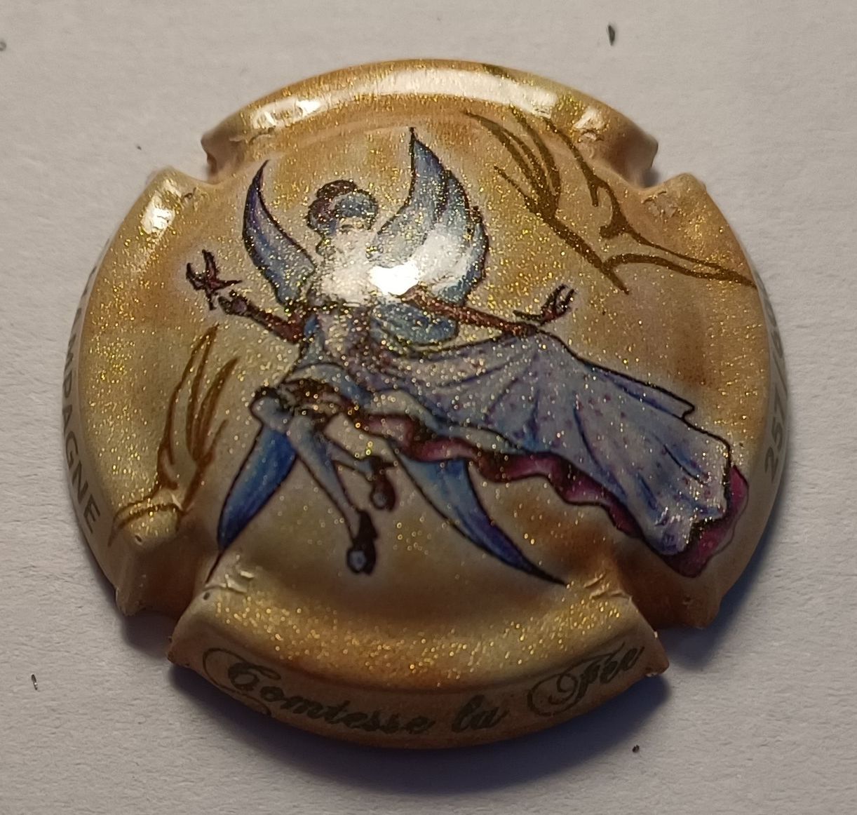 BELLE CAPSULE CHAMPAGNE COMTESSE LA FEE PAILLETTE OCRE 2009 600EX REF N°1c NEWS