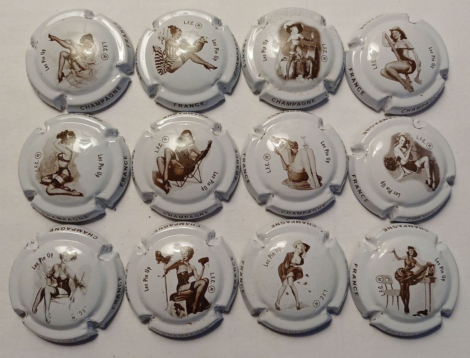 12 BELLES CAPSULES CHAMPAGNE GENERIQUE PIN UP REF N°773b a 773bk NEWS
