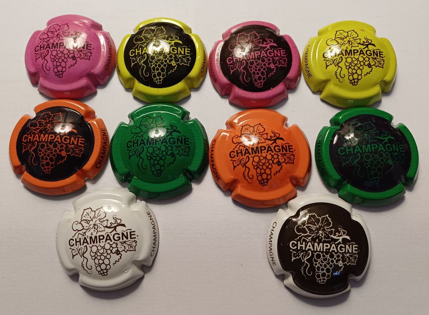 10 BELLES CAPSULES CHAMPAGNE GENERIQUE LES GRAPPES REF N° 989 NEWS
