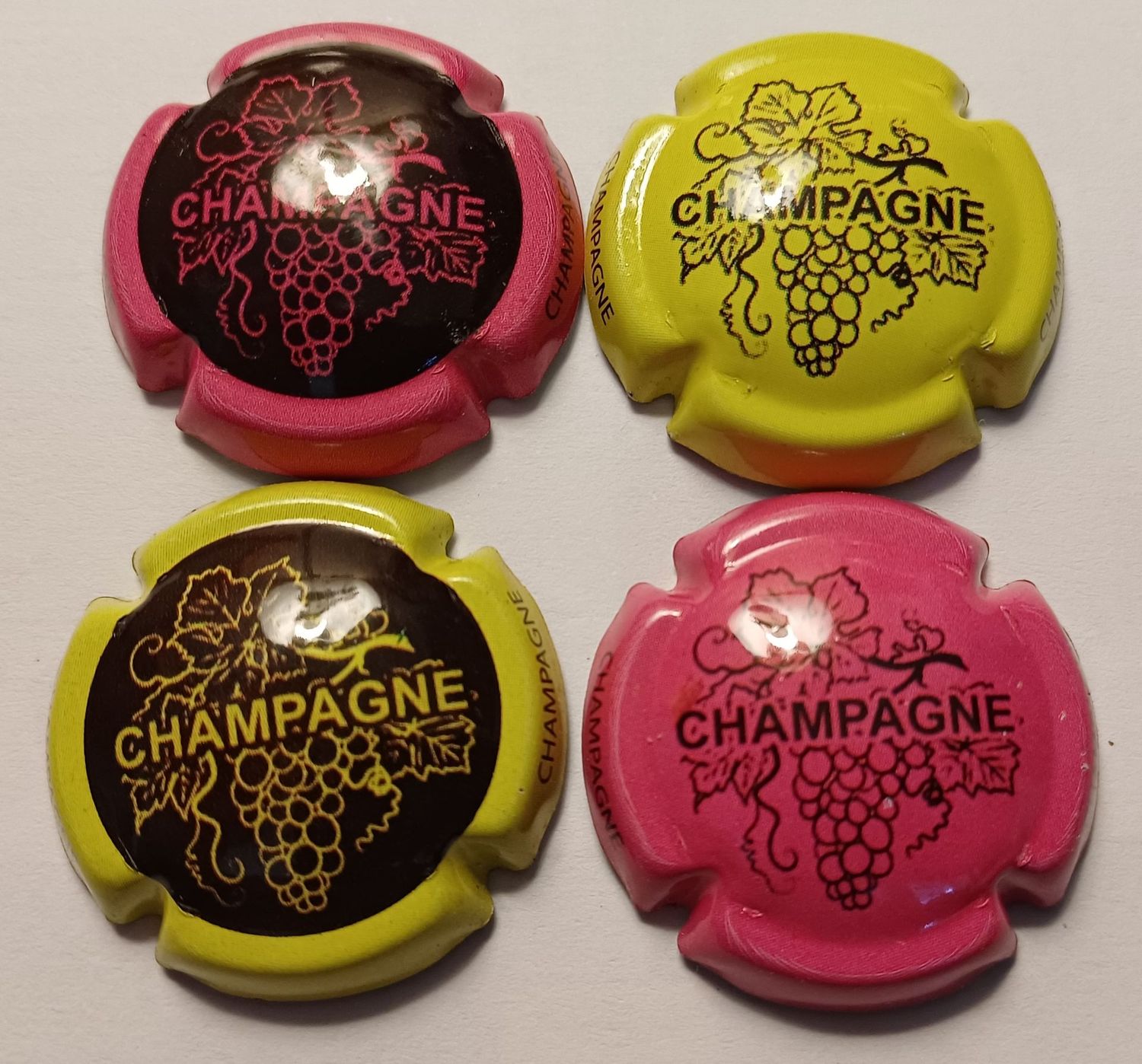 4 BELLES CAPSULES CHAMPAGNE GENERIQUE LES GRAPPES REF N° 989 NEWS