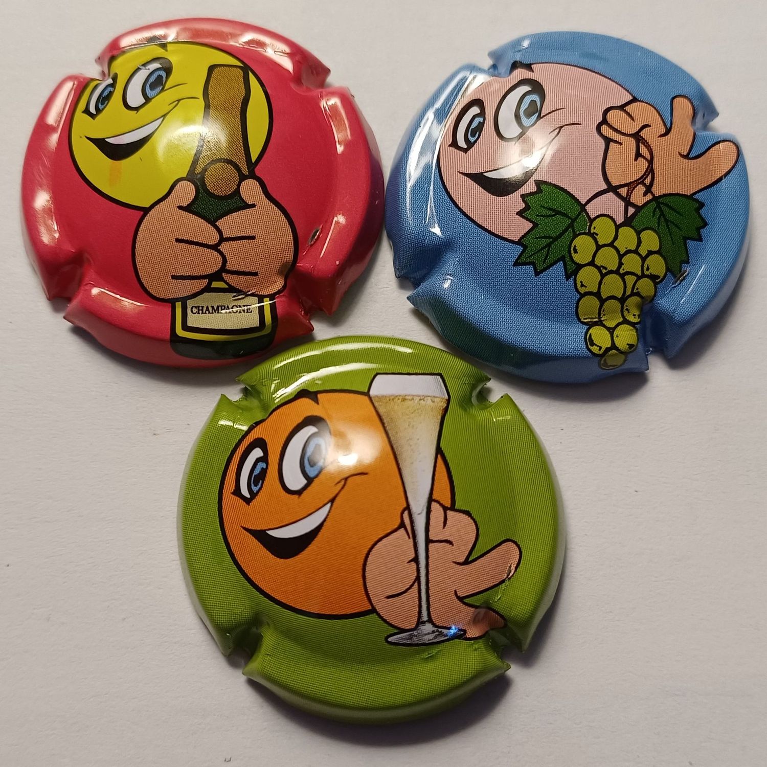 3 BELLES CAPSULES CHAMPAGNE GENERIQUE SMILEY REF N° C92 a C92b NEWS