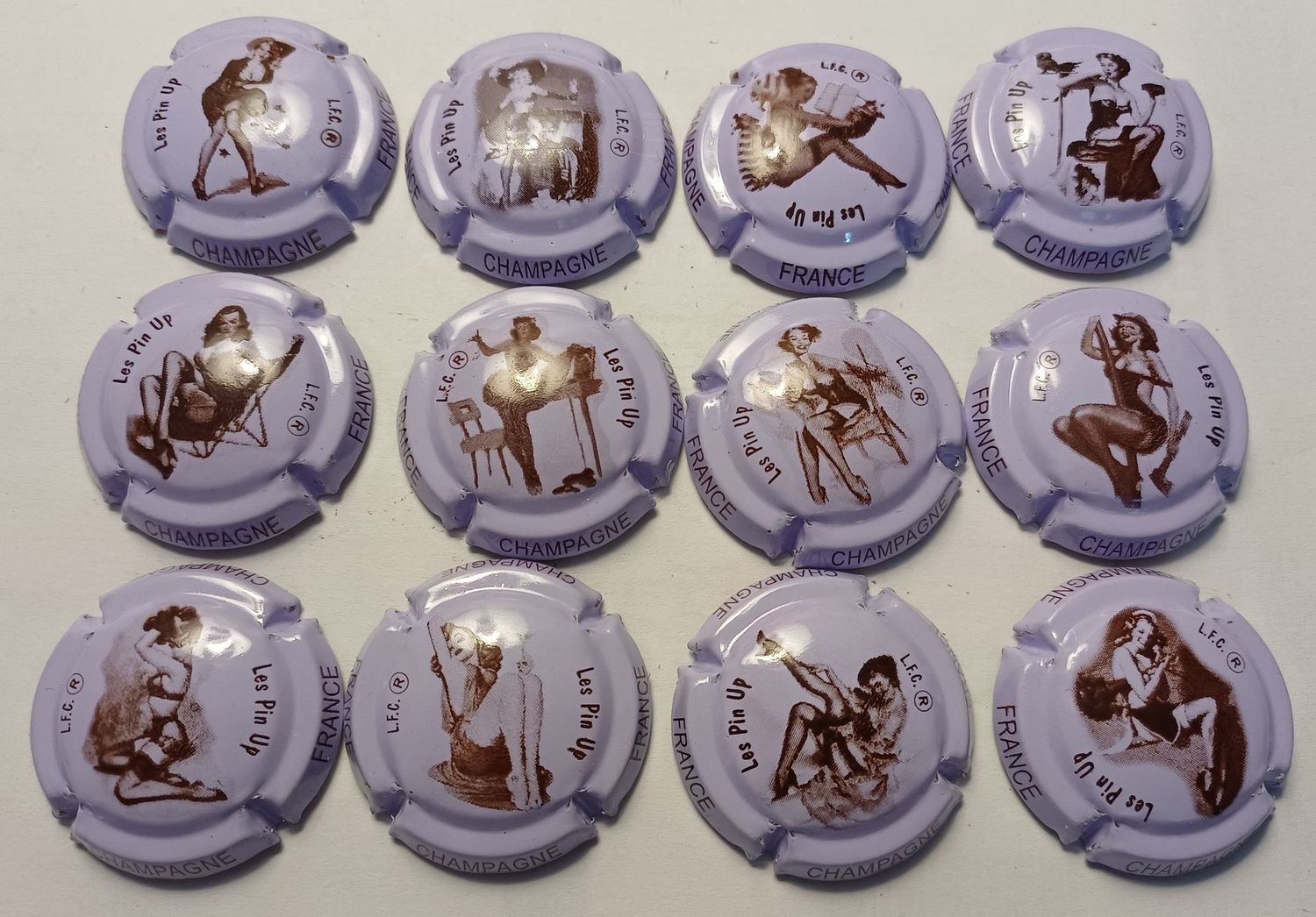 12 BELLES CAPSULES CHAMPAGNE GENERIQUE PIN UP REF N°773f a 773fk NEWS