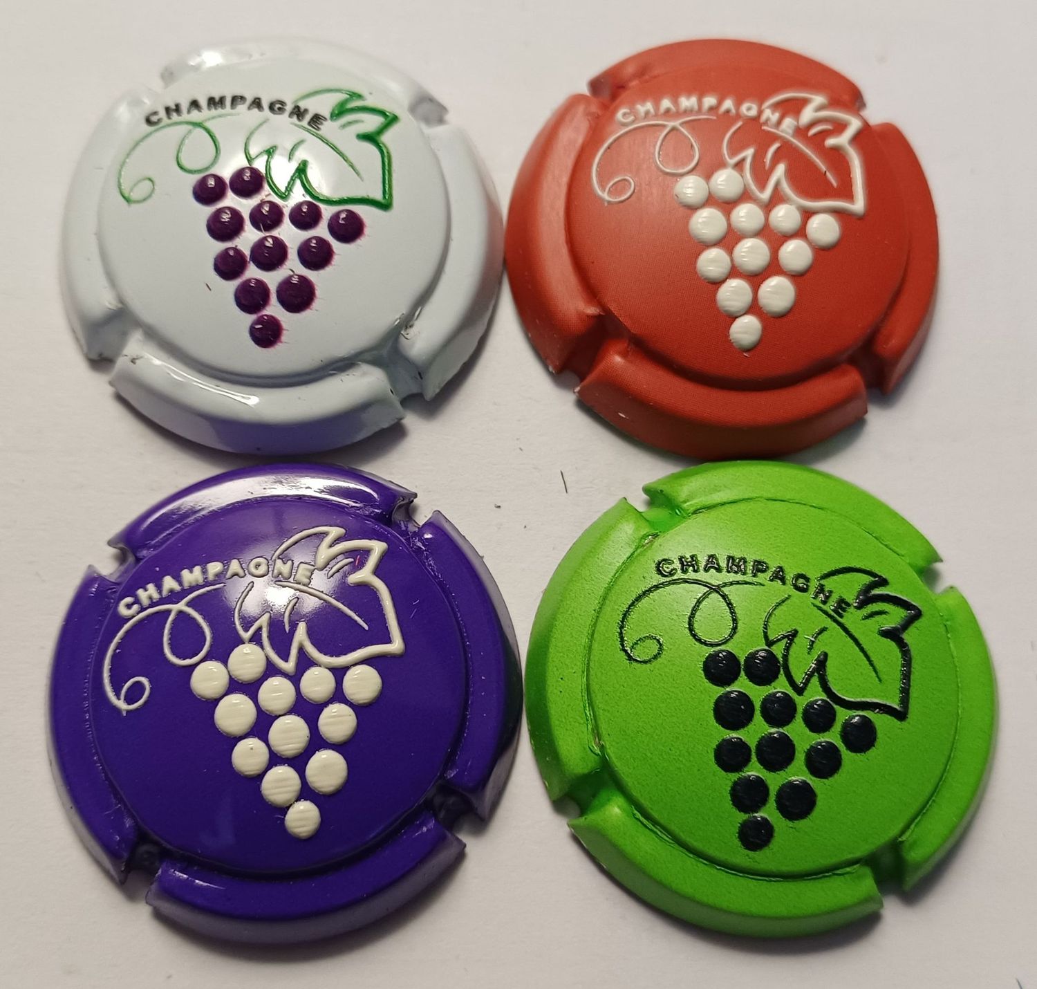 4 BELLES CAPSULES CHAMPAGNE GENERIQUE GRAPPE REF N°1107 a 1107c NEWS