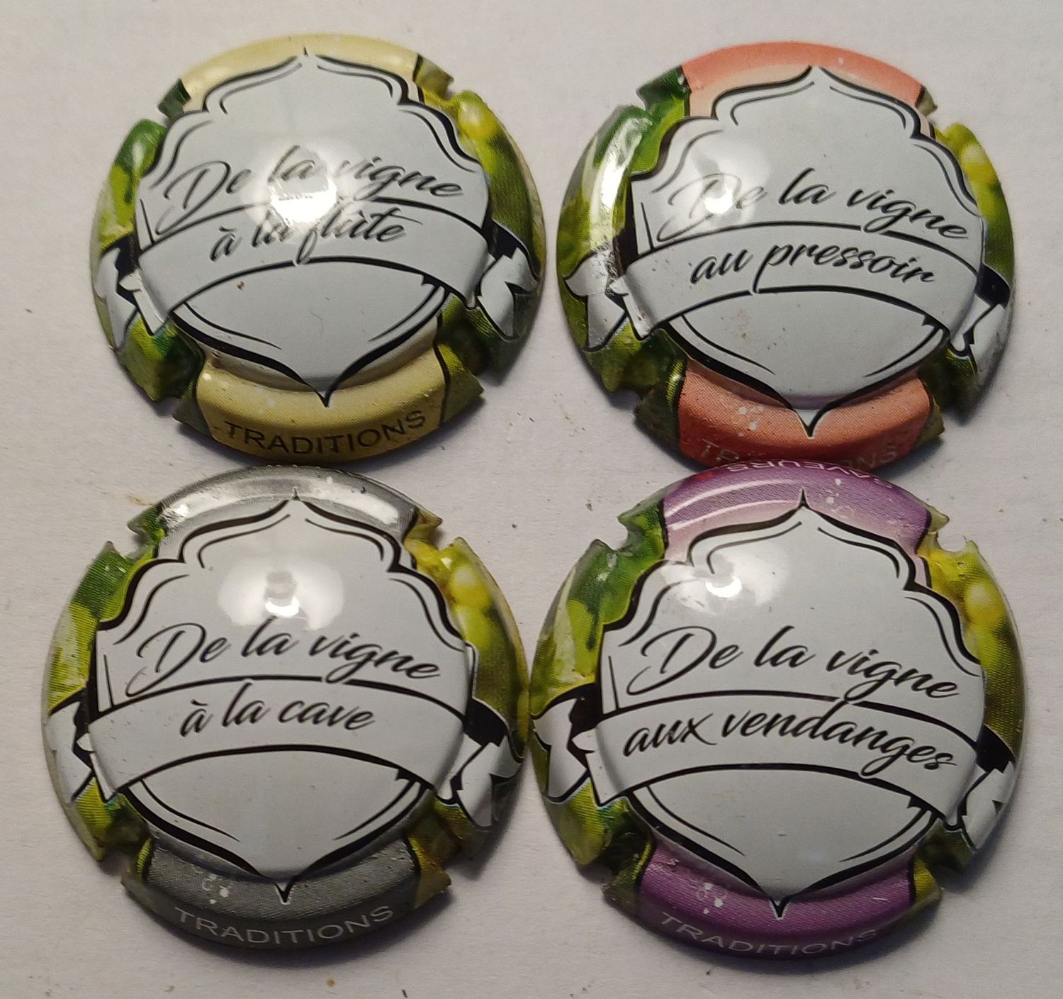 4 BELLES CAPSULES CHAMPAGNE GENERIQUE TRADITION VIGNE REF N°1065 a 1065c NEWS