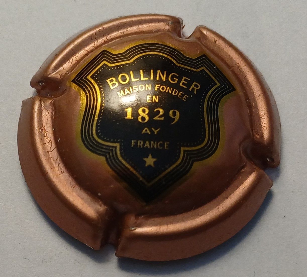 BELLE CAPSULE CHAMPAGNE BOLLINGER RÉF N°50b NEWS