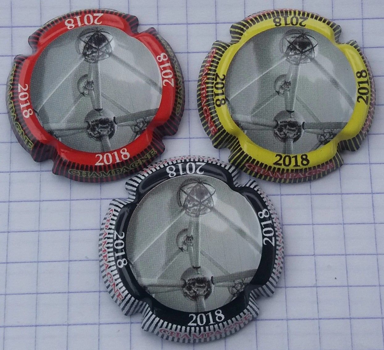 3 BELLES CAPSULES CHAMPAGNE GENERIQUE ATOMIUM 2018 REF N°976 c a 976e NEWS