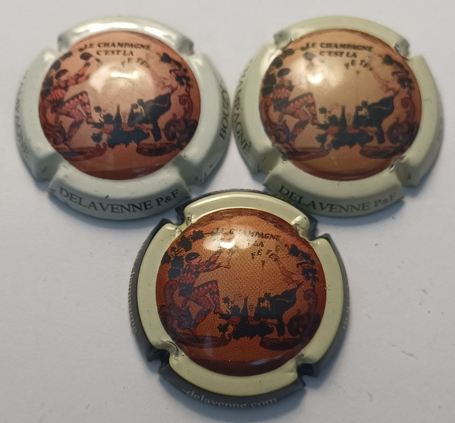 3 BELLES CAPSULES DE CHAMPAGNE DELAVENNE PÈRE & FILS REF N°9 a 11 NEWS