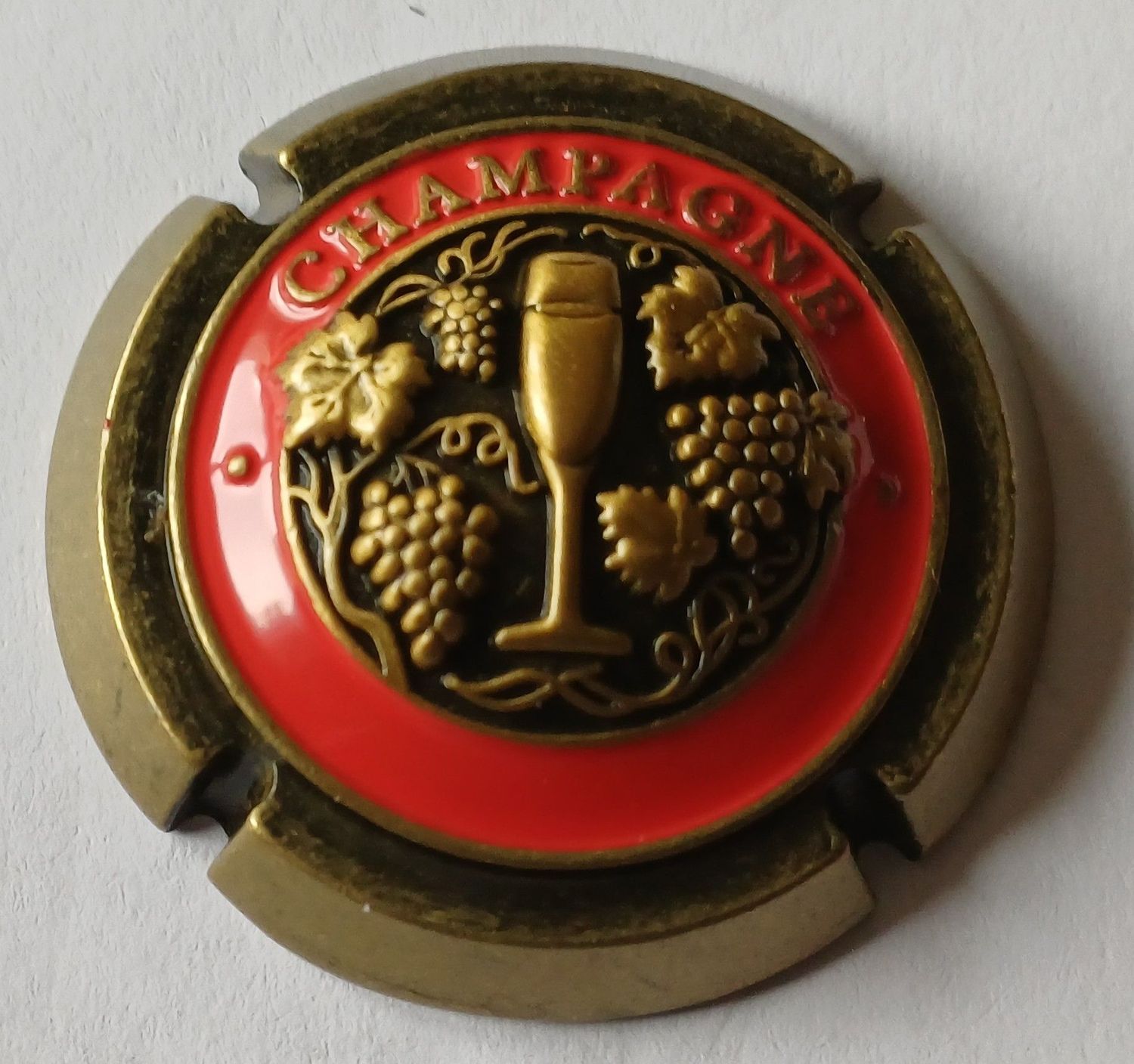 BELLE CAPSULE CHAMPAGNE BIJOU GENERIQUE  ROUGE RELIEF 2026 NEWS