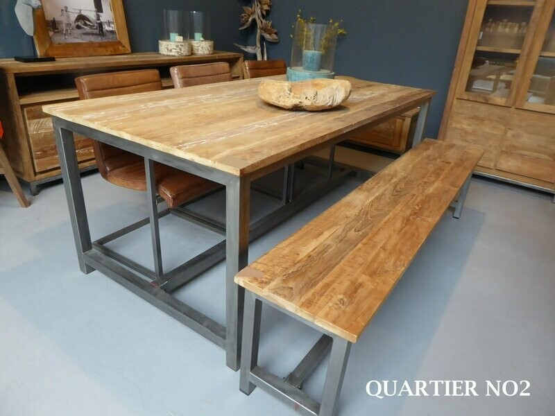 Teak-Tisch im Industrie-Look Teak-Tisch im Industrie-Look