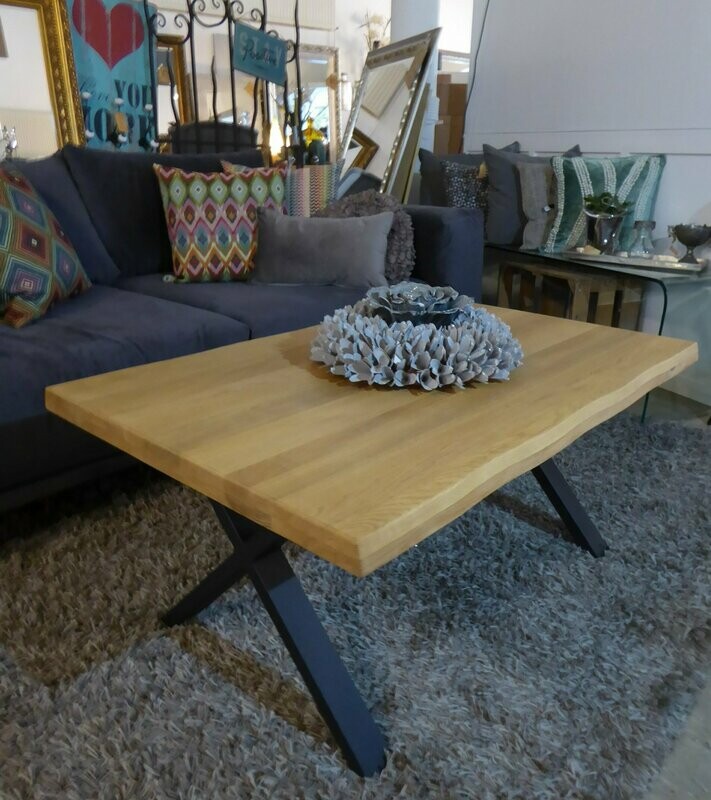 Couchtisch mit Baumkantenoptik Eiche massiv Untergestell Metall Couchtisch mit Baumkantenoptik Eiche massiv Untergestell Metall